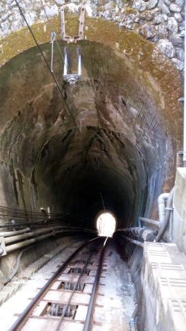 ケーブルカー景色　トンネル