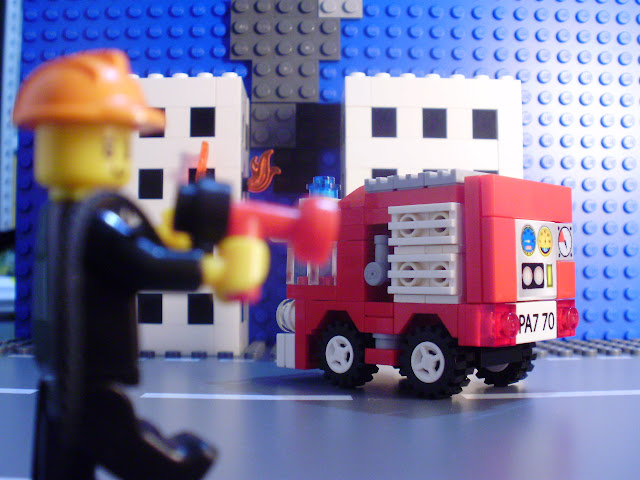 MOC LEGO - bombeiros combatem incêndio num prédio