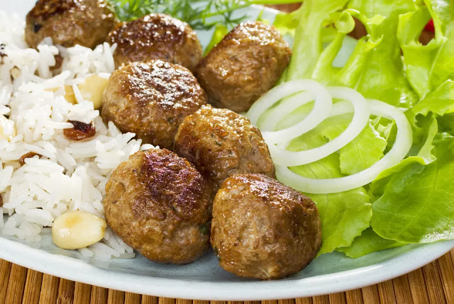 Armеnіаn Style Kuftа With Potаtoes аnd Tomаtoes