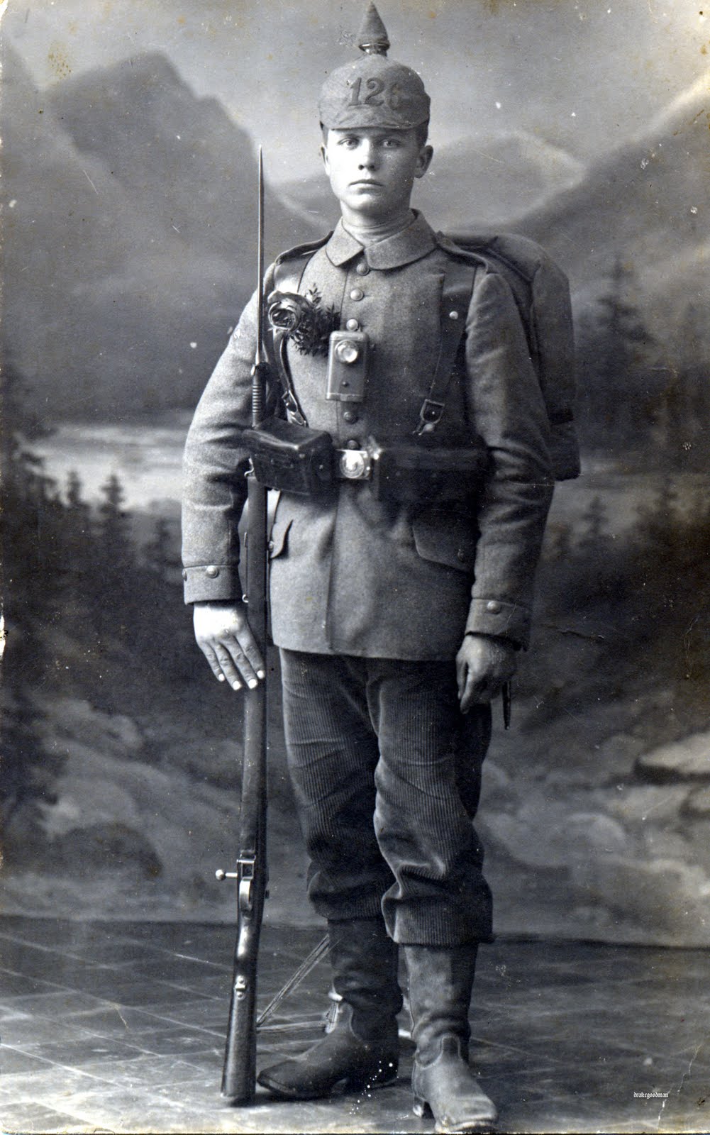 Daily Lazy WWI STUDIO PORTRAITS OF GERMAN SOLDIERS