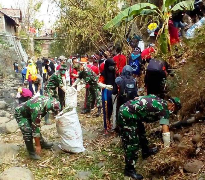 Ratusan Orang Di Tonjong Brebes Berebut Sampah Di Kali Kalong
