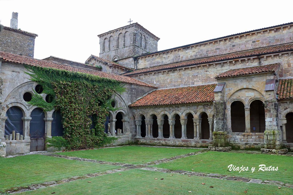 Claustro de la Colegiata de Santillana del Mar