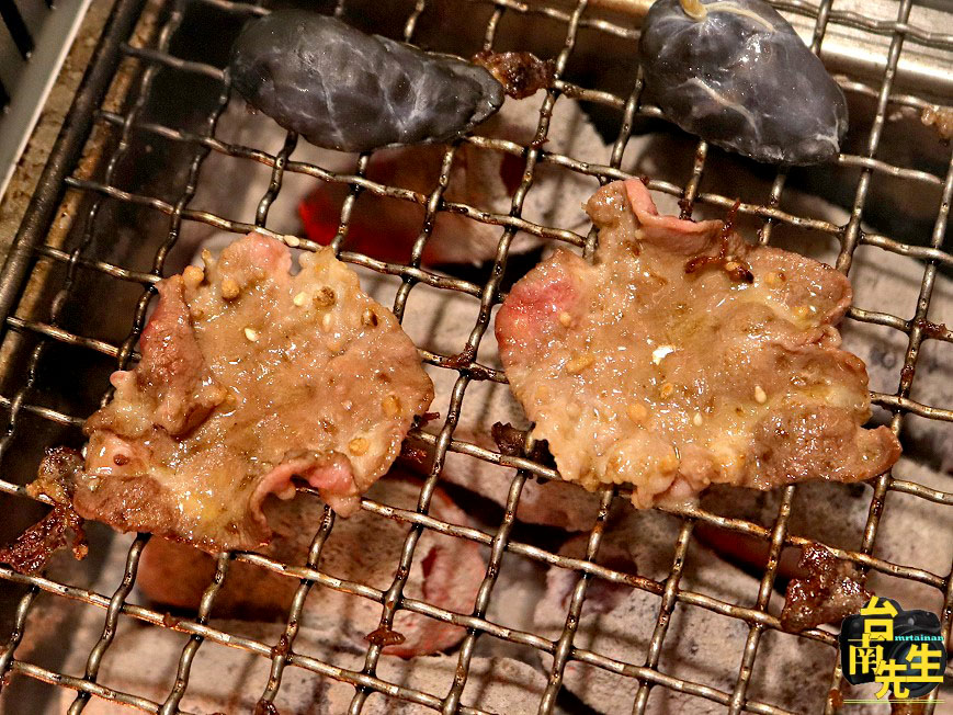 台南燒烤火鍋吃到飽/波士頓龍蝦+厚切和牛吃飽吃滿/飲料+沙瓦+咖啡+冰淇淋+甜點無限供應/木炭烘烤香氣撲鼻/日式居酒屋風格