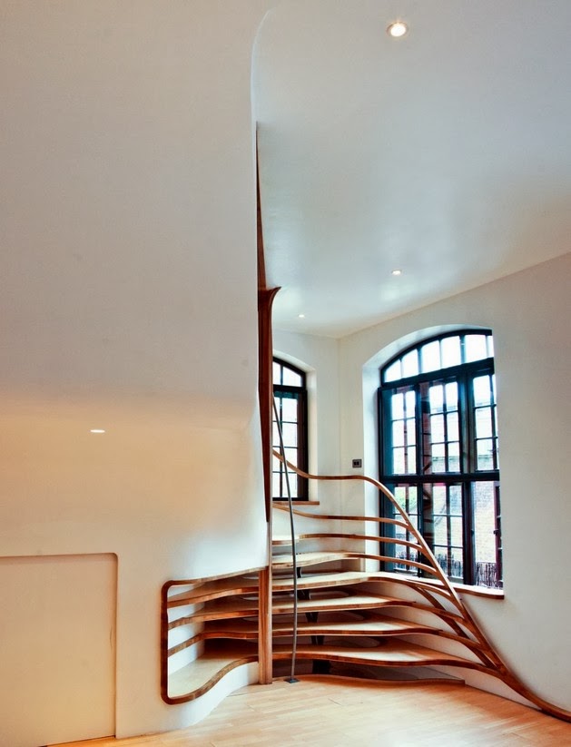 Model Tangga Kayu Spiral Artistik Desain Rumah Modern 