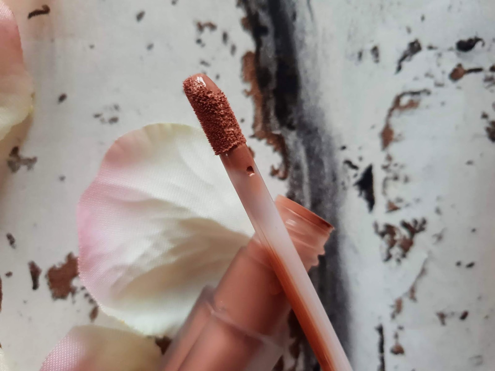Huda Beauty Liquid Matte Lipstick applicator 