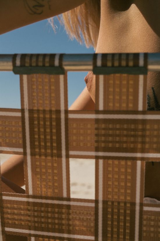 modelo esguia nua Taylor Panirau fotografia Troy Freyee sensual provocante nudez peitos bundas praia sol