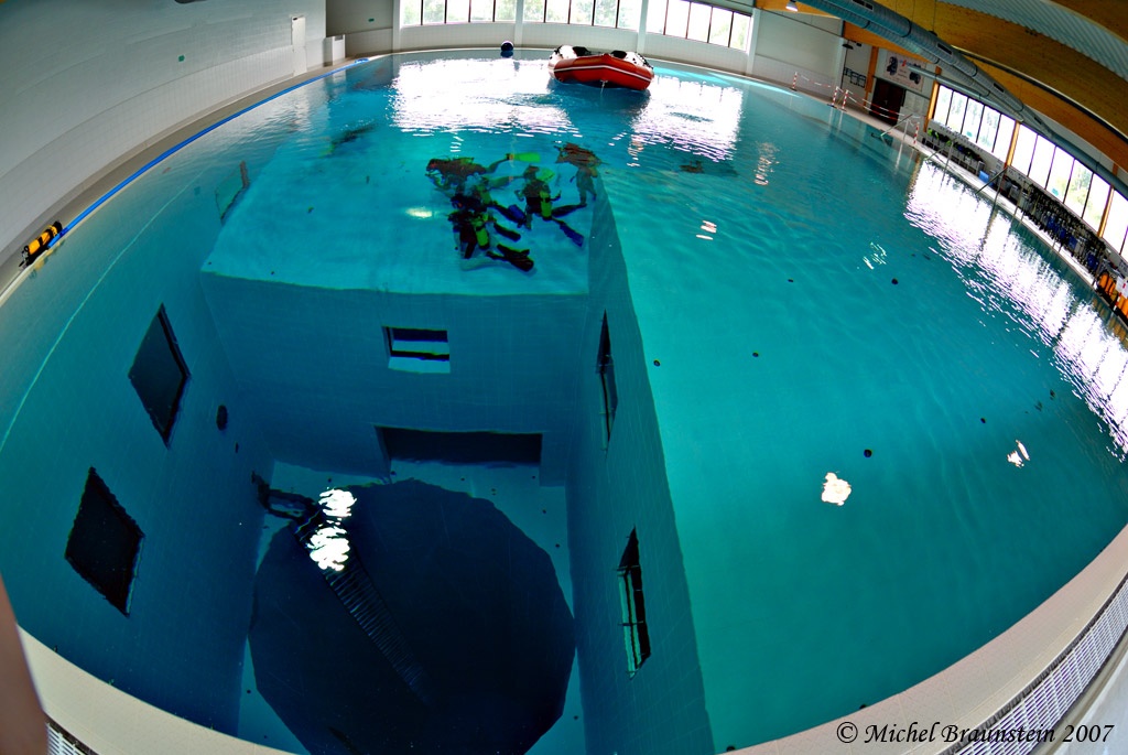 Максимальная глубина бассейн. Самый глубокий бассейн в мире Немо 33. Немо 33 Бельгия. Немо 33 бассейн в Брюсселе. Плавательный бассейн Немо Бельгия.