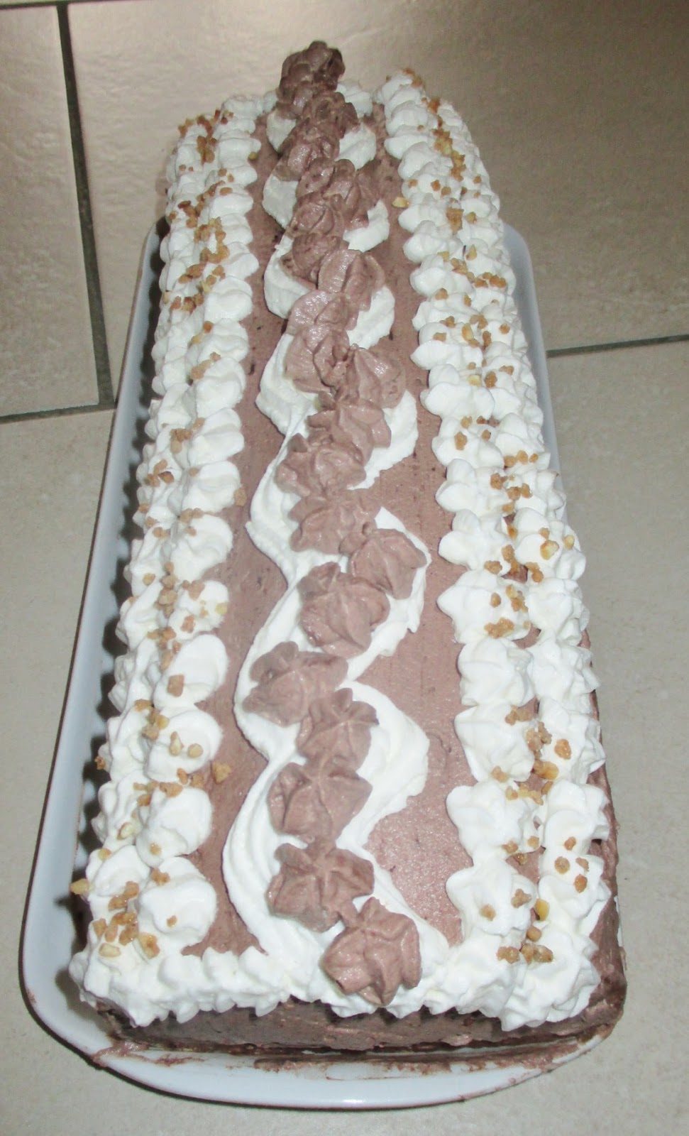 Biskuitrolle mit Banane und Schokosahne