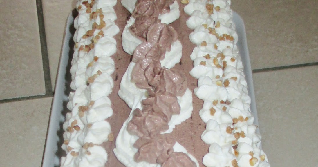 Biskuitrolle mit Banane und Schokosahne