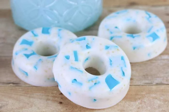 How to make blueberry oatmeal doughnut melt and pour soap. If you need soap ideas and inspiration, try this awesome soap that's great for kids. This DIY glycerin soap base recipes has additives like oatmeal for exfoliating and a natural blue berry fragrance. Easy DIY techniques that's great for beginners. Make embeds to make designs in your soap. This cute soap can be made at home. Get tips for making pretty soap at home with this tutorial. #soap #oatmeal #blueberry