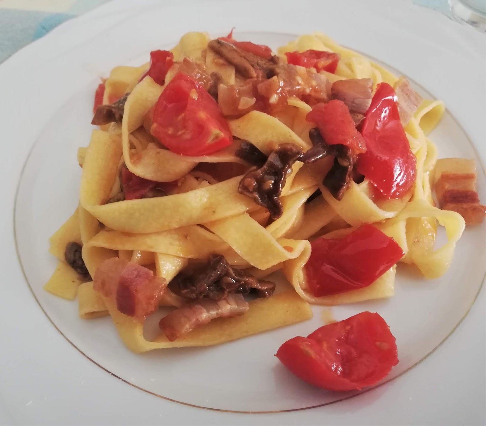 Tagliatelle con funghi pancetta e pomodorini Ricetta ed ingredienti