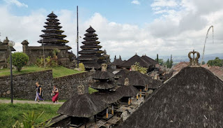 Templo Madre Besakih o Pura Agung Besakih de la Isla de Bali, Indonesia.