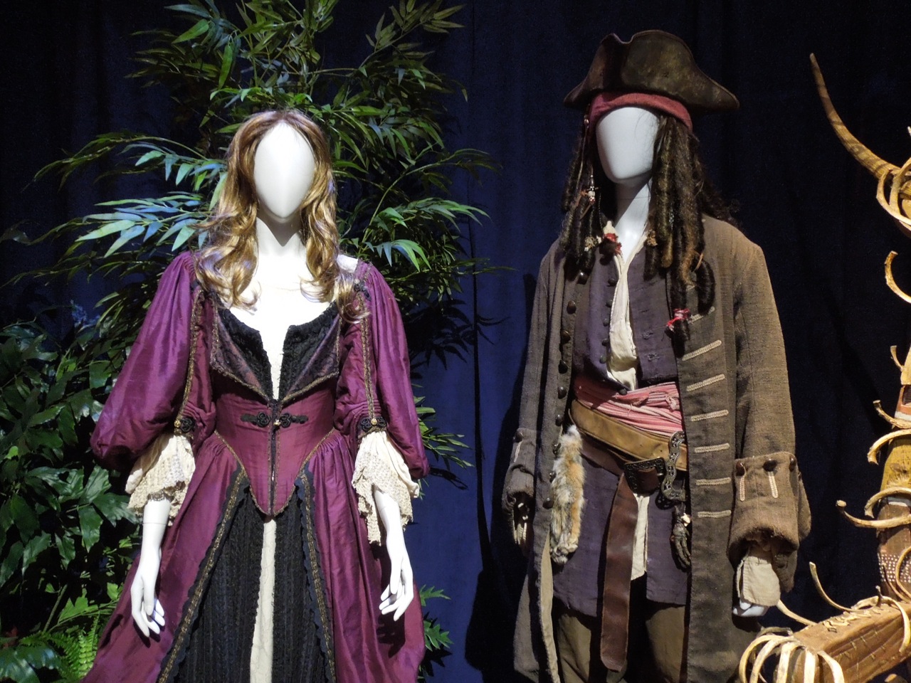 http://1.bp.blogspot.com/-rHQPvE_zccE/UICHANzn0uI/AAAAAAAA2c8/xBs8havI3c4/s1600/Pirates+Caribbean+movie+costumes.jpg