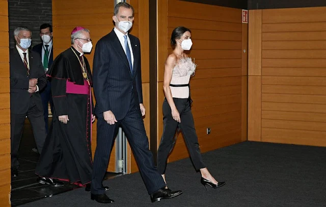 Queen Letizia wore a strapless neckline top, and straight trousers from The 2nd Skin Co