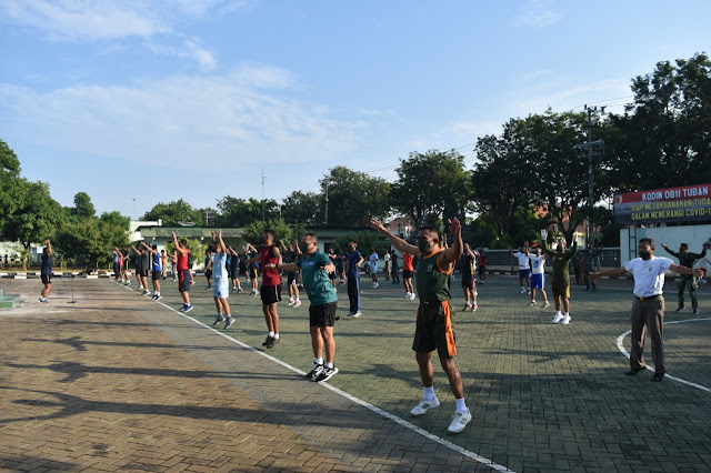 Tuban - www.majalahglobal.com : tengah pandemi Corona Virus Disease (Covid-19), Prajurit Kodim 0811/Tuban rutin melaksanakan olah raga mandiri. Kegiatan rutin ini diawali dengan apel pengecekan personel di Lpangan Makodim 0811 Jalan Dr. Wahidin Sudiro Husodo  Nomor 871 Kelurahan Sidorejo Kecamartan Tuban, Jawa Timur, Senin (08/06/2020).  Saat mengambil apel, Kasdim 0811 Mayor Arh teguh Prasetyo Wasis, S.Sos  menegaskan, di tengah pandemi corona kita harus tetap menjaga stamina dan kebugaran tubuh, salah satunya melalui olah raga rutin atau aerobik setiap Selasa dan Kamis, tapi kali ini hari Senin juga kita melaksanakan olah raga mandiri.  Masih kata Kasdim 0811, melalui olah raga yang teratur dan rutin mampu memelihara stamina dan meningkatkan daya tahan tubuh (imunitas) terhadap berbagai penyakit termasuk virus corona. “Selain olah raga rutin, untuk mencegah penyebaran virus corona, para prajurit juga diharuskan berjemur setiap pagi,” tandasnya.  Mayor Arh teguh Prasetyo Wasis, S.Sos  juga mengajak para prajurit dan PNS TNI AD untuk mematuhi himbauan pemerintah dan perintah dari Komando Atas, guna menangkal penyebaran virus corona di lingkungan institusi TNI/TNI AD.  “Laksanakan protokol kesehatan dalam setiap kegiatan, Protapkan social distancing (jaga jarak aman), perilaku hidup bersih dan sehat (PHBS), cuci tangan pakai sabun (CTPS) dan mengenakan masker,” pintanya.  Pantauan di lapangan, usai melaksanakan apel pagi, tampak para prajurit Kodim 0811/Tuban, melaksanakan senam peregangan/pemanasan dilanjutkan lari pagi di seputaran Makodim, dan dilanjutkan jemur diri. (Jayak)
