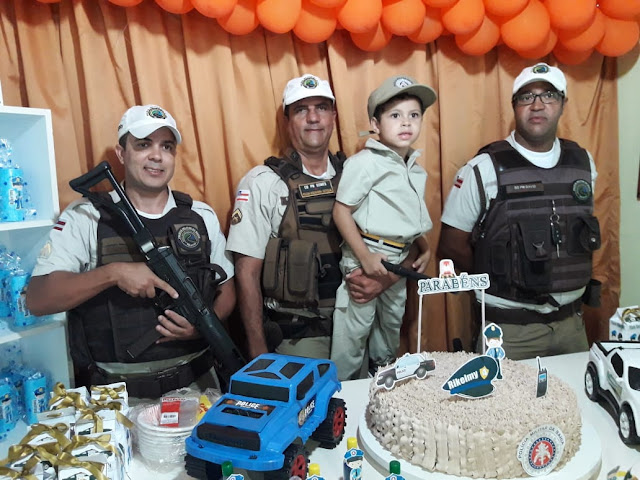 Policiais rodoviários fazem a alegria de criança no dia do seu aniversário em Jacobina