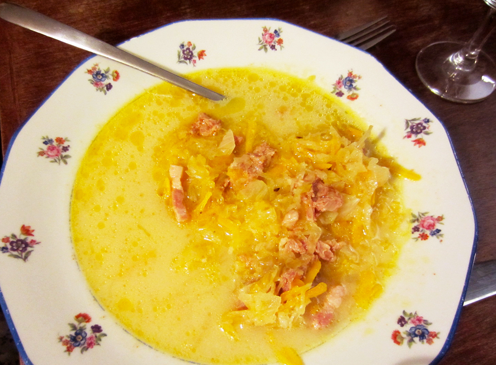 Aux petits oignons Soupe hongroise à la choucroute ou "soupe de l