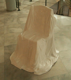 το γλυπτό Lonely Chair στο Μακεδονικό Μουσείο Σύγχρονης Τέχνης