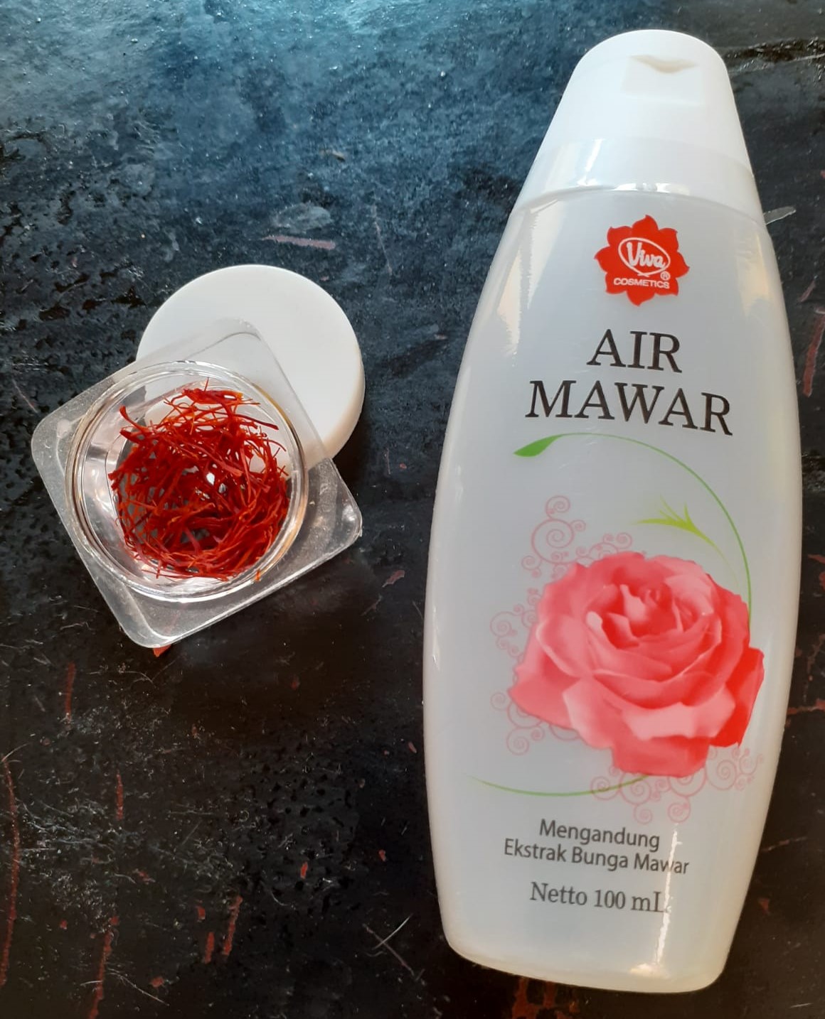 Santi Dewi Membuat Face Mist dari Saffron