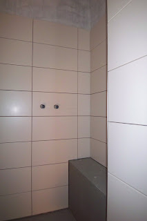 Unser Haustraum: Erste Fliesen an der Wand