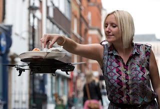 Restaurante utiliza robô voador para entregar comida nas mesas (video)