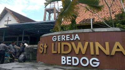 Gereja Katolik St. Lidwina Sleman Diserang, Pastor dan Tiga Orang Terluka Sabetan Pedang Gereja Katolik St. Lidwina Sleman Diserang, Pastor dan Tiga Orang Terluka Sabetan Pedang