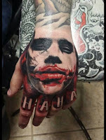 Tatuaje de The Joker Heath Ledger en la mano