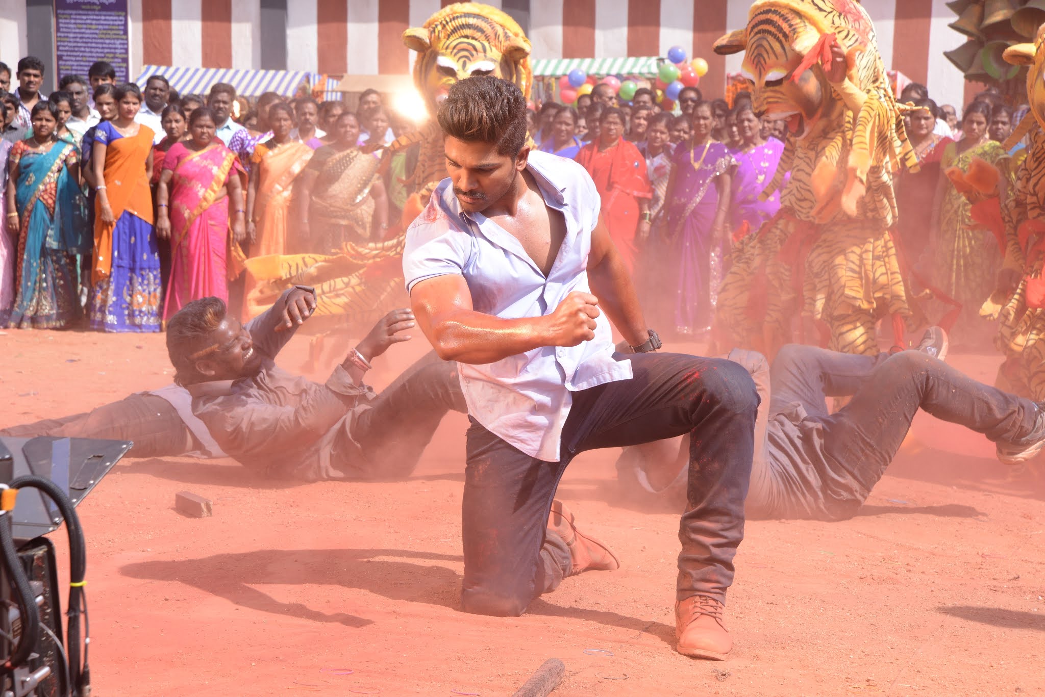 Арджун кирлоскар. Аллу арджун запретные желания. Аллу арджун 2023. Allu mp3. Рави теджа.