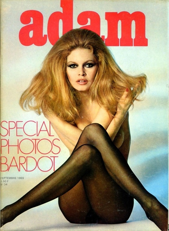 La pose Bardot o el arte de cruzar las piernas.