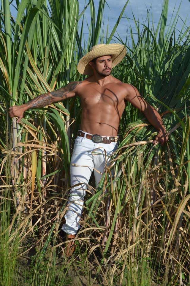 Bruno Freitas mostra o corpo sarado em fazenda. Foto: Sidney Boock