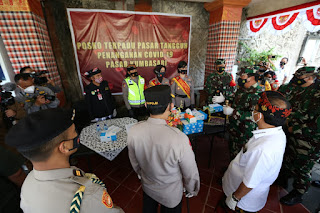 Panglima TNI Bersama Kapolri Tinjau Pelaksanaan PPKM di Pasar Tradisional Wilayah Bali