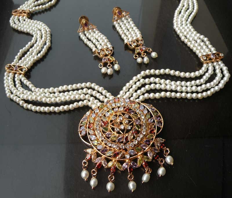 Elegance of living: Indian Pearl Necklace Designs