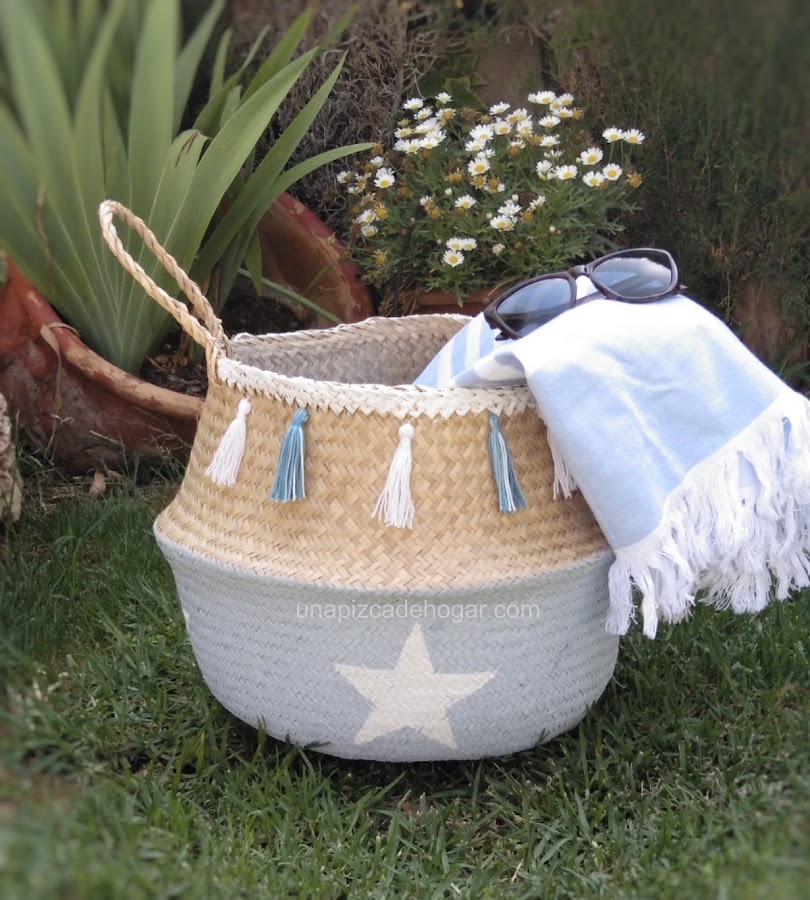 Cesta de mimbre pintada con chalk paint y decorada con estampaciones y borlones 