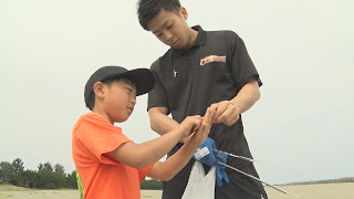 子どもと触れ合う富山グラウジーズ松山選手