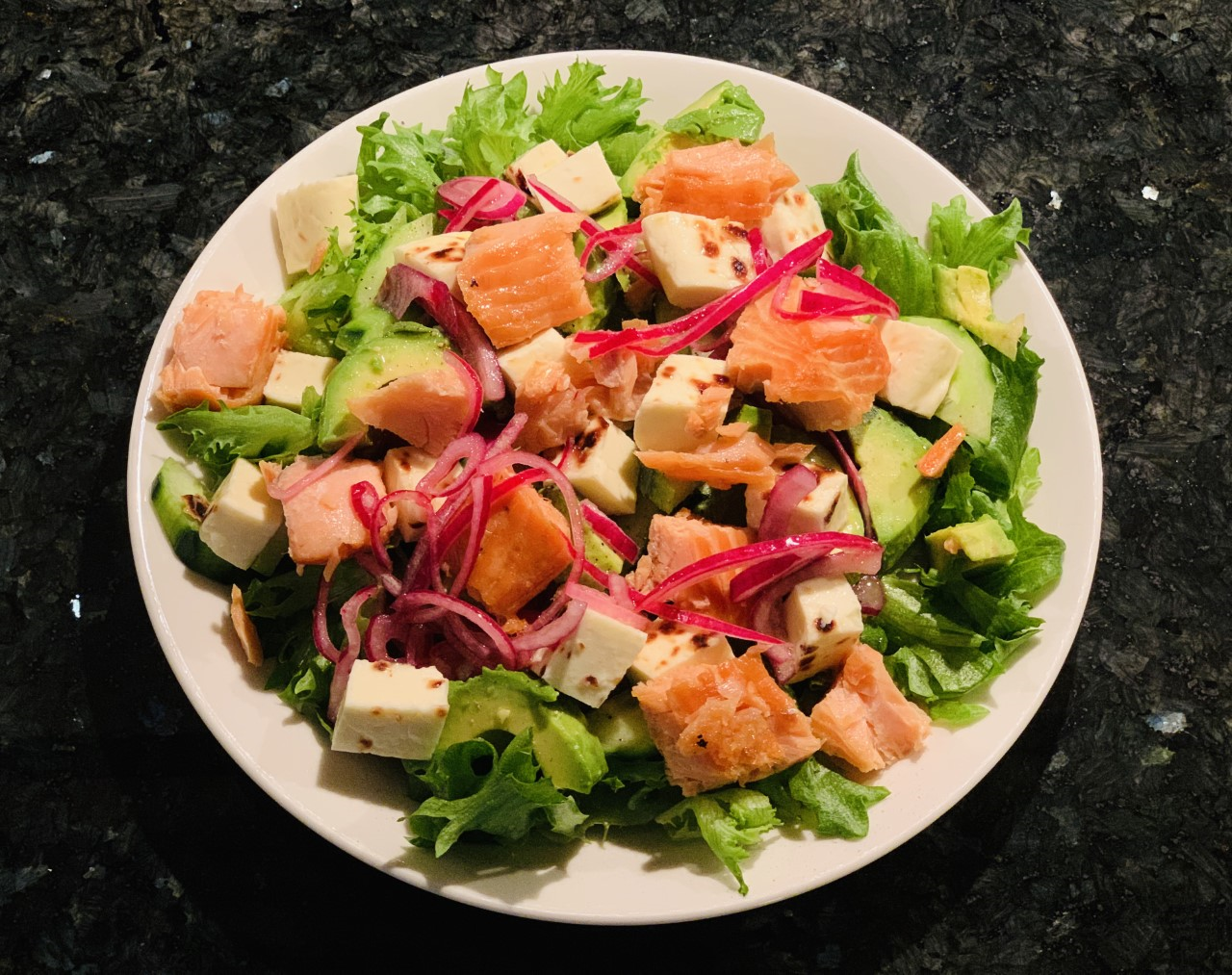 Lentävät sardiinit Perjantaiillan savulohisalaatti