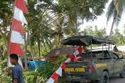 Warga Bersama Satgas TMMD Pasang Umbul Umbul di Sepanjang Jalan Lokasi TMMD Kodim 0103/Aceh Utara.