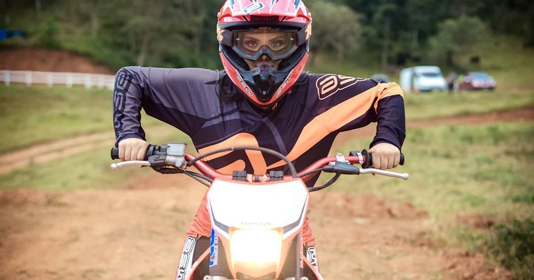 girl-with-yamaha-250-dirtbike-unchained-enduro-dirtbike-motocross