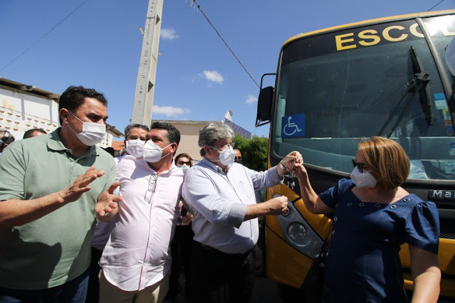 João Azevêdo entrega reforma de mercado público, ônibus escolar e acompanha distribuição de alimentos do PAA em São João do Rio do Peixe