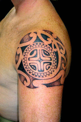 tatuaje maori cruz marquesa en brazo