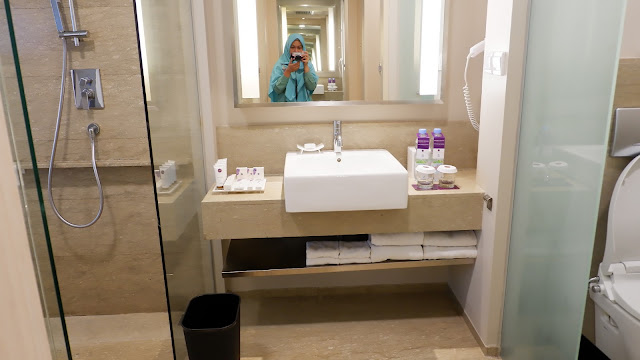 toilet yang luas dan nyaman  di hotel grand mercure
