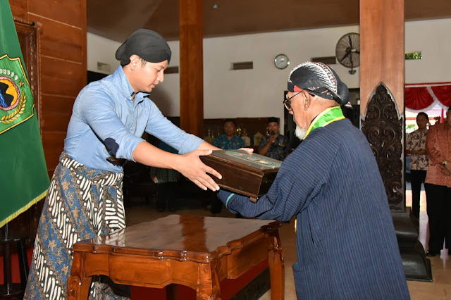 Pusaka Kabupaten Diboyong ke Kamulan Sebelum Diarak dalam Prosesi Hari Jadi
