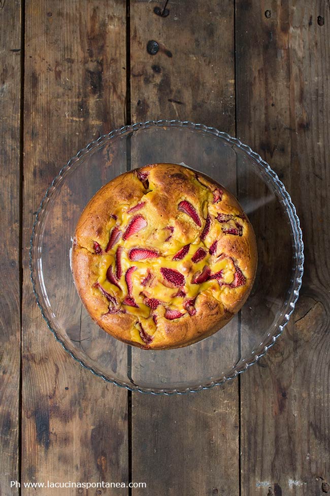 torta con crema pasticcera e fragole