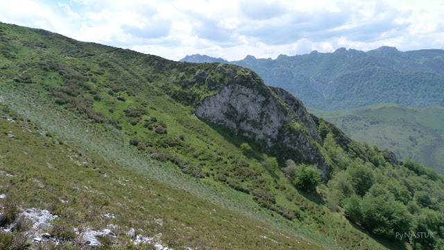 Valliña Luiña y Hayedo del Río Infierno al fondo - Asturias Valliña Luiña y Hayedo del Río Infierno al fondo - Asturias