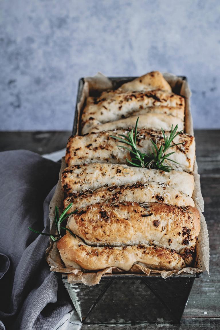 Zupfbrot mit Knoblauchbutter, Rosmarin und Zitrone - Julia Bakes!