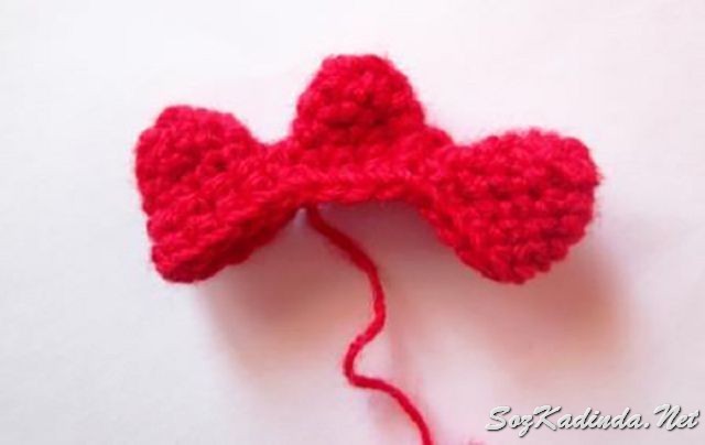 Как связать крючком гребешок для. Вязаные дракончики крючком. Гребень крючком. Заколки с вязаными цветами. Гребень крючком.