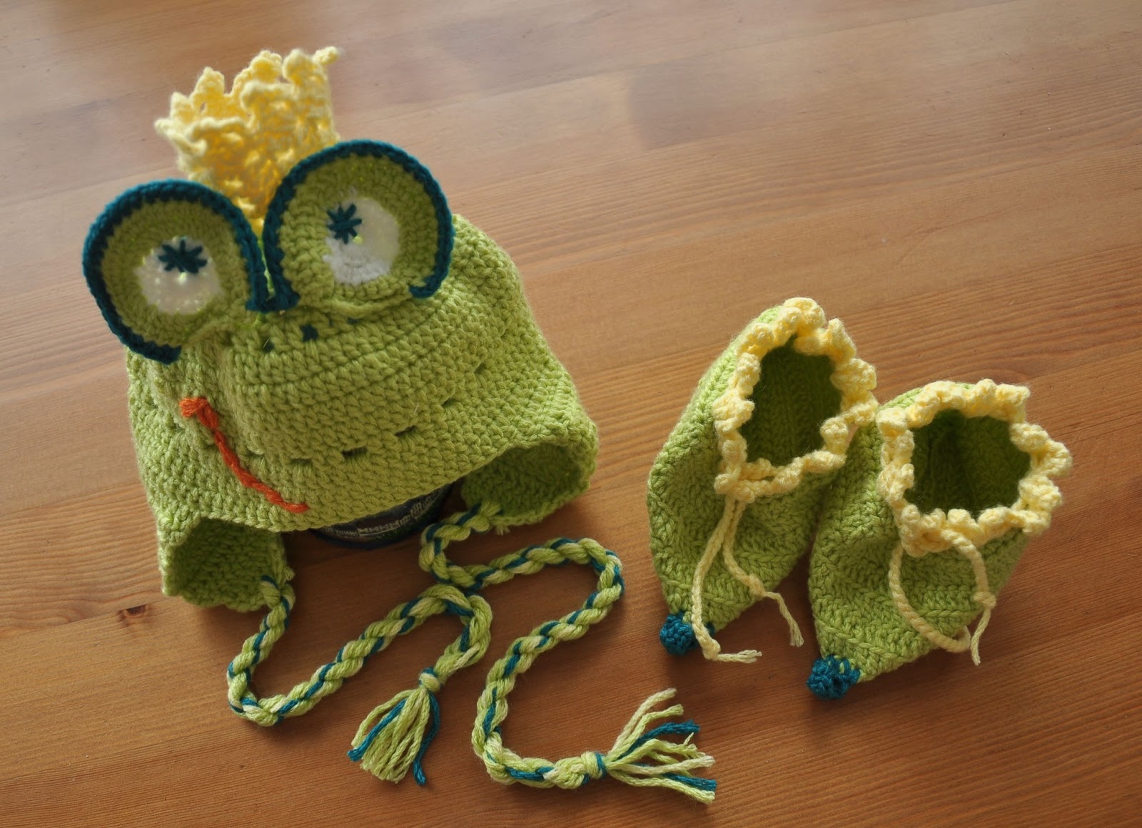 tığ işi bebek bere ve patiği