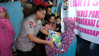 Kapolres Parepare Bersama Ketua Bhayangkari Cabang Berikan Bantuan Sembako Kepada Ibu Madina
