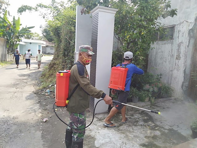 Babinsa Koramil Jogonalan lakukan Penyemprotan Disinfektan secara berkala