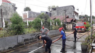 Satpol PP Pemprov Sulut Berjibaku Bersihkan Rumah Warga dari Lumpur