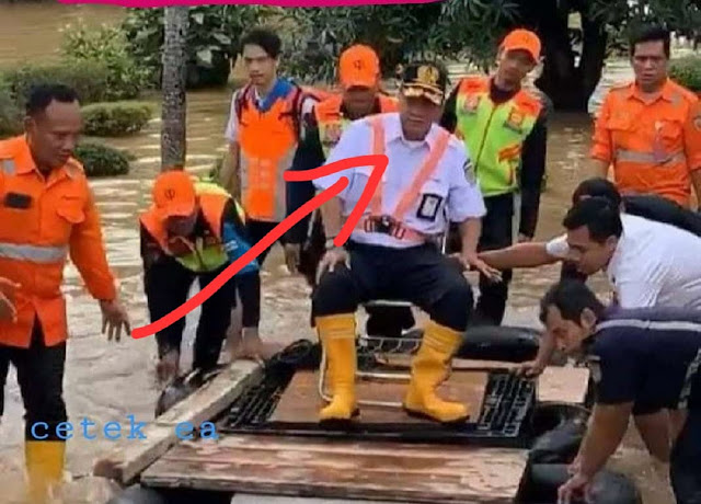 Ada yang Janggal Ketika Dirut KAI Meninjau Banjir Ada yang Janggal Ketika Dirut KAI Meninjau Banjir